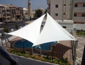 مظلات شكل مثلث في الرياض